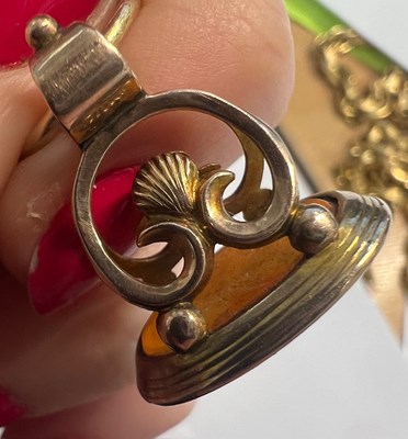 Lot 617 - AN AGATE-SET FOB WITH AN OUROBOROUS SPLIT RING