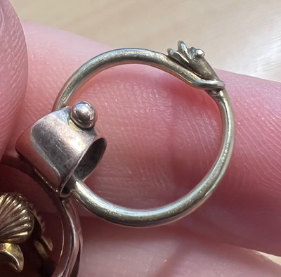 Lot 617 - AN AGATE-SET FOB WITH AN OUROBOROUS SPLIT RING