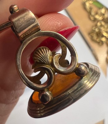 Lot 617 - AN AGATE-SET FOB WITH AN OUROBOROUS SPLIT RING