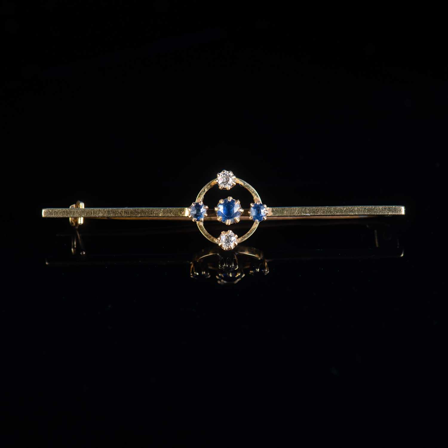 Lot 626 - AN EARLY 20TH CENTUYRY 18 CARAT SAPPHIRE AND DIAMOND BAR BROOCH