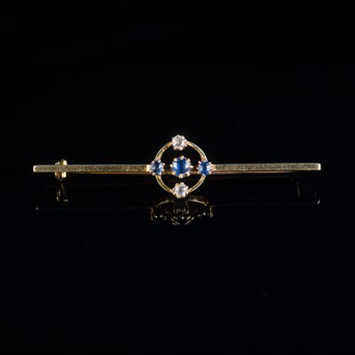 Lot 626 - AN EARLY 20TH CENTUYRY 18 CARAT SAPPHIRE AND DIAMOND BAR BROOCH