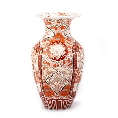 Lot 157 - A LARGE JAPANESE IMARI VASE, LATE 19TH/ EARLY 20TH CENTURY
