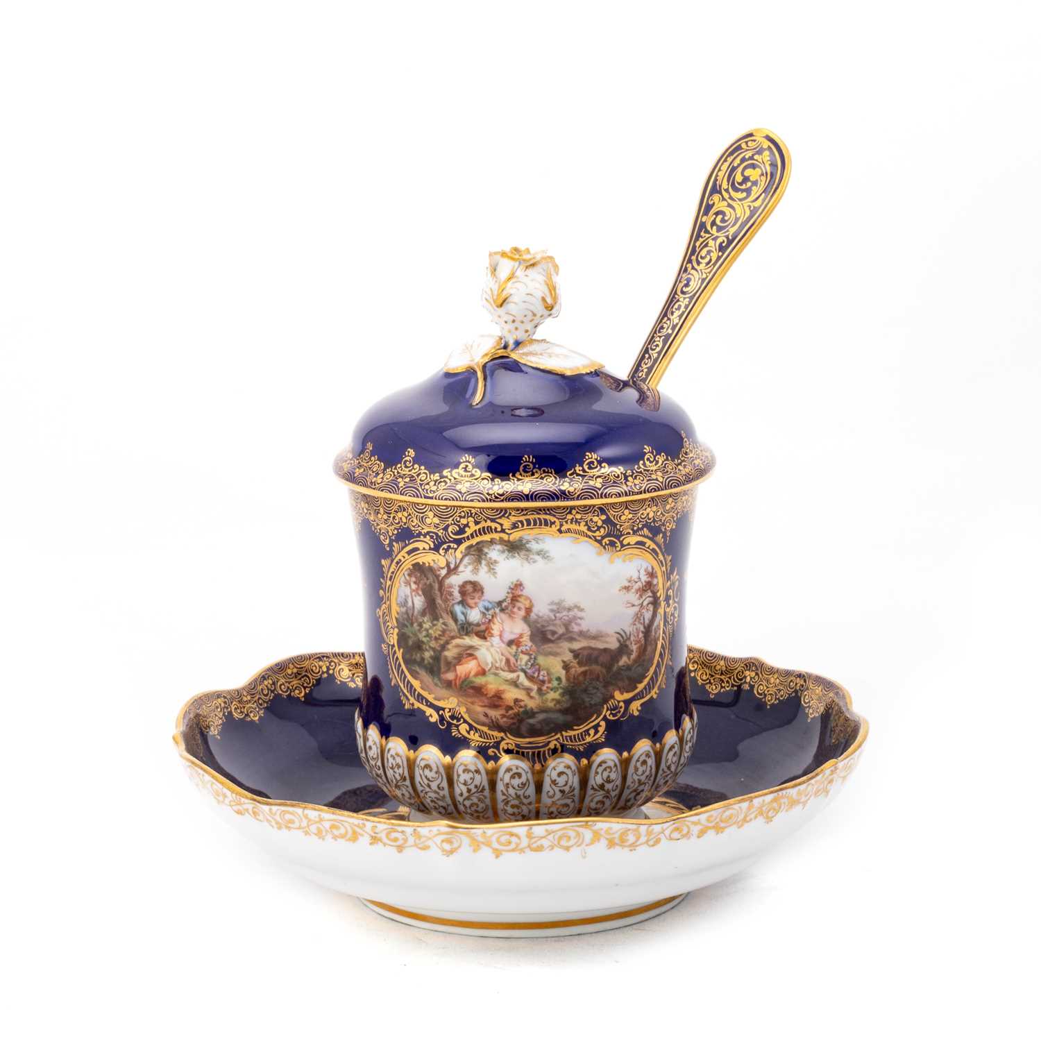 Lot 82 - A MEISSEN BLUE-GROUND CABINET CUP AND COVER WITH MATCHING STAND AND SPOON, CIRCA 1870/ 80