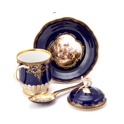 Lot 82 - A MEISSEN BLUE-GROUND CABINET CUP AND COVER WITH MATCHING STAND AND SPOON, CIRCA 1870/ 80