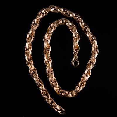 Lot 603 - AN ITALIAN 9 CARAT GOLD EMBOSSED CHAIN NECKLACE