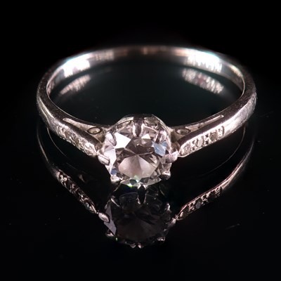 Lot 624 - AN ART DECO PLATINUM DIAMOND SOLITAIRE RING