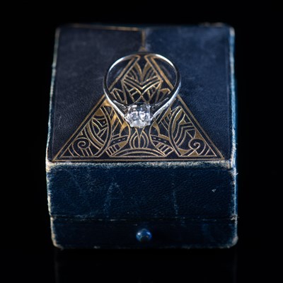 Lot 624 - AN ART DECO PLATINUM DIAMOND SOLITAIRE RING