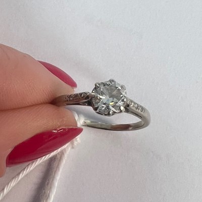 Lot 624 - AN ART DECO PLATINUM DIAMOND SOLITAIRE RING