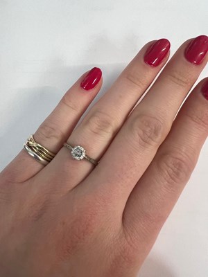 Lot 624 - AN ART DECO PLATINUM DIAMOND SOLITAIRE RING
