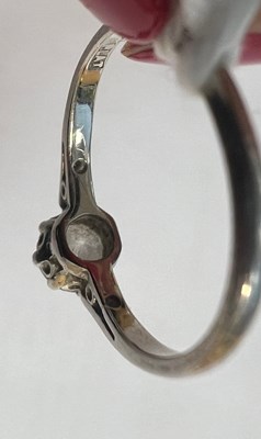 Lot 624 - AN ART DECO PLATINUM DIAMOND SOLITAIRE RING