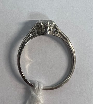 Lot 624 - AN ART DECO PLATINUM DIAMOND SOLITAIRE RING