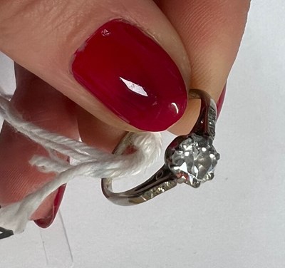 Lot 624 - AN ART DECO PLATINUM DIAMOND SOLITAIRE RING