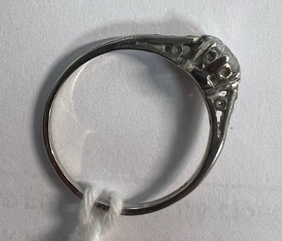 Lot 624 - AN ART DECO PLATINUM DIAMOND SOLITAIRE RING