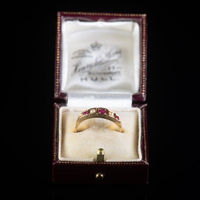 Lot 612 - A LATE 19TH CENTURY RUBY AND SPLIT PEARL FIVE STONE RING