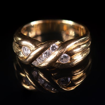 Lot 614 - AN 18 CARAT DIAMOND DRESS RING