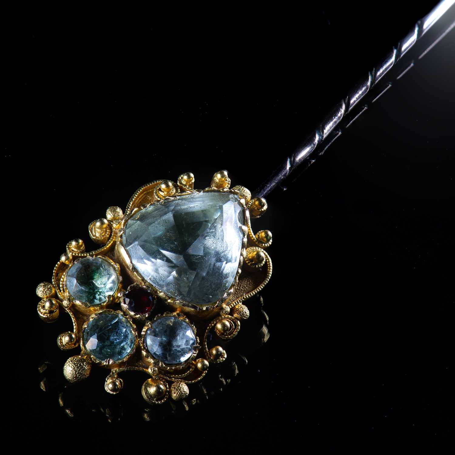 Lot 625 - A 19TH CENTURY STYLE AQUAMARINE AND GARNET STICK PIN