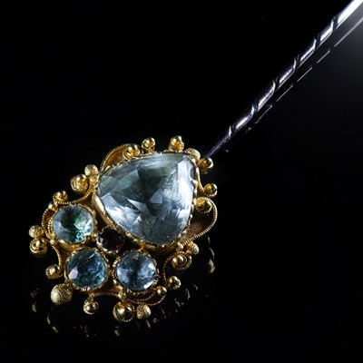 Lot 625 - A 19TH CENTURY STYLE AQUAMARINE AND GARNET STICK PIN