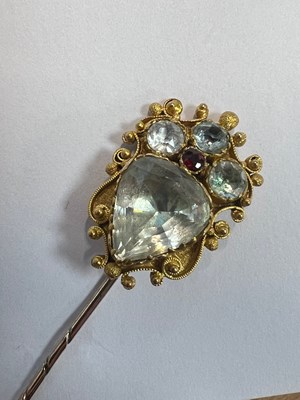 Lot 625 - A 19TH CENTURY STYLE AQUAMARINE AND GARNET STICK PIN