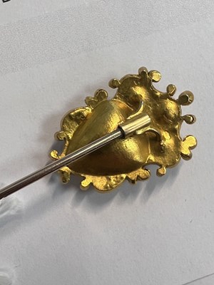 Lot 625 - A 19TH CENTURY STYLE AQUAMARINE AND GARNET STICK PIN