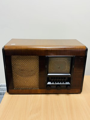 Lot 450 - A LARGE VINTAGE COSSOR WALNUT CASED RADIO