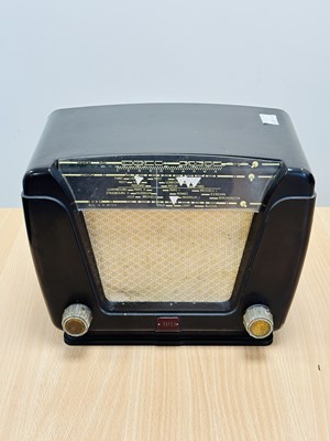 Lot 449 - A VINTAGE STELLA BAKELITE RADIO