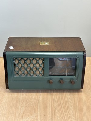 Lot 446 - A VINTAGE HMV MODEL 1115 RADIO