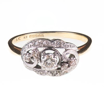 Lot 225 - AN 18 CARAT GOLD DIAMOND DRESS RING