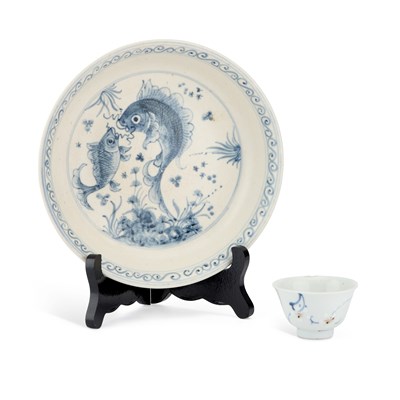 Lot 646 - A CHINESE BLUE AND WHITE 'FISH' DISH