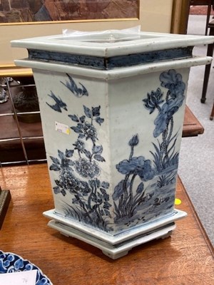 Lot 135 - A CHINESE BLUE AND WHITE VASE