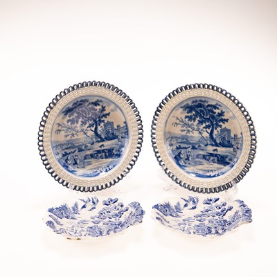 Lot 60 - A PAIR OF 19TH CENTURY BLUE AND WHITE PEARLWARE SHELL-SHAPED DISHES