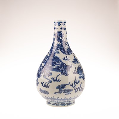 Lot 689 - A LARGE CHINESE BLUE AND WHITE DRAGON BOTTLE VASE, QING DYNASTY