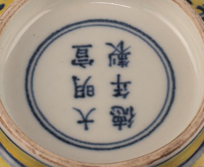 Lot 121 - A CHINESE MING STYLE YELLOW-GROUND BLUE AND WHITE 'DRAGON' BOWL