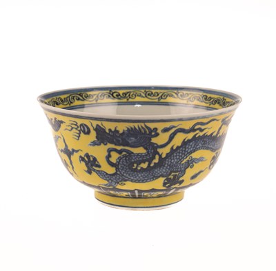 Lot 121 - A CHINESE MING STYLE YELLOW-GROUND BLUE AND WHITE 'DRAGON' BOWL