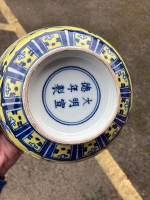 Lot 121 - A CHINESE MING STYLE YELLOW-GROUND BLUE AND WHITE 'DRAGON' BOWL