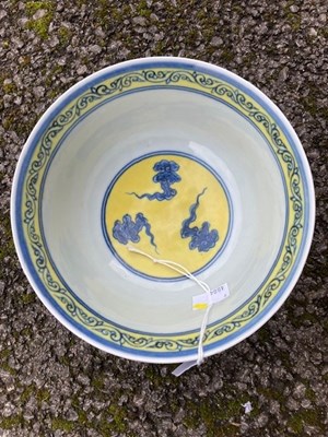 Lot 121 - A CHINESE MING STYLE YELLOW-GROUND BLUE AND WHITE 'DRAGON' BOWL