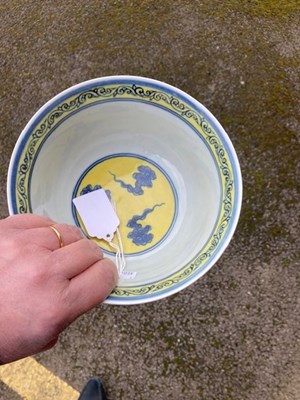 Lot 121 - A CHINESE MING STYLE YELLOW-GROUND BLUE AND WHITE 'DRAGON' BOWL