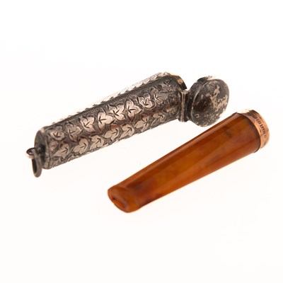 Lot 323 - A 9 CARAT GOLD MOUNTED CHEROOT HOLDER