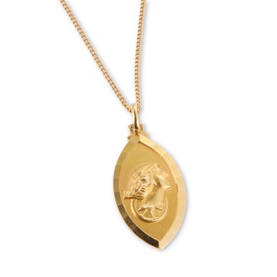 Lot 626 - AN 18 CARAT GOLD PENDANT ON CHAIN