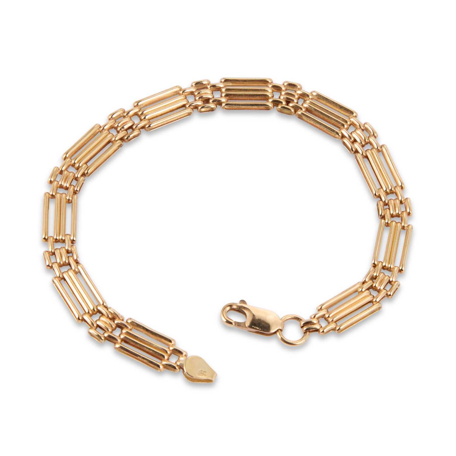 Lot 644 - A 9 CARAT GOLD GATE LINK BRACELET