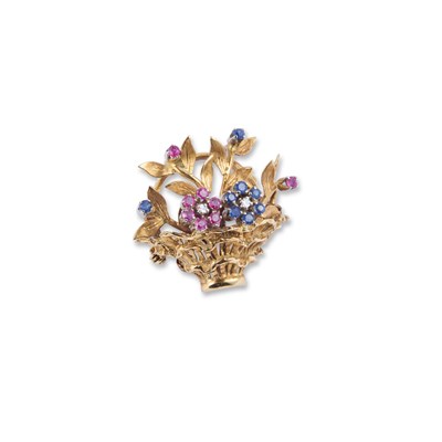 Lot 633 - AN 18 CARAT GOLD DIAMOND, RUBY AND SAPPHIRE BASKET BROOCH