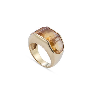 Lot 636 - A CITRINE THREE STONE DRESS RING