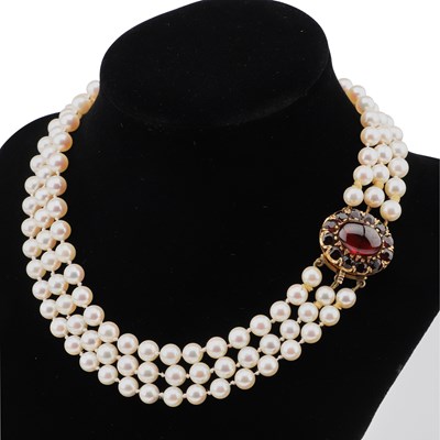 Lot 627 - A TRIPLE STRAND CULTURED PEARL NECKLACE