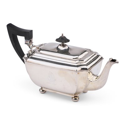 Lot 434 - A GEORGE V SILVER TEAPOT