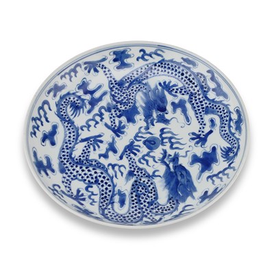 Lot 164 - A CHINESE BLUE AND WHITE 'DRAGON' DISH