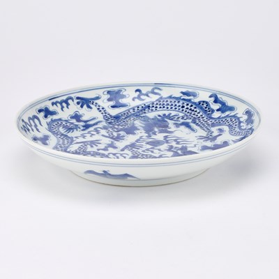 Lot 164 - A CHINESE BLUE AND WHITE 'DRAGON' DISH