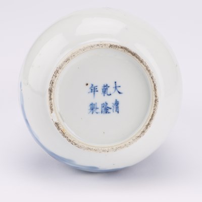 Lot 664 - A CHINESE BLUE AND WHITE VASE