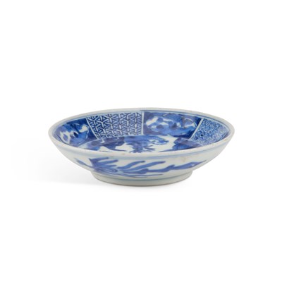 Lot 166 - A CHINESE BLUE AND WHITE 'DRAGONS' DISH