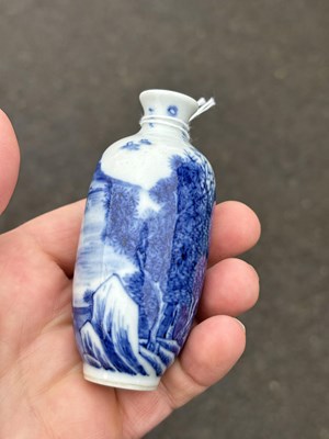 Lot 86 - A CHINESE BLUE AND WHITE SNUFF BOTTLE