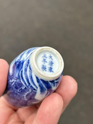 Lot 86 - A CHINESE BLUE AND WHITE SNUFF BOTTLE