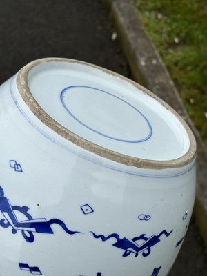 Lot 83 - A CHINESE BLUE AND WHITE GINGER JAR